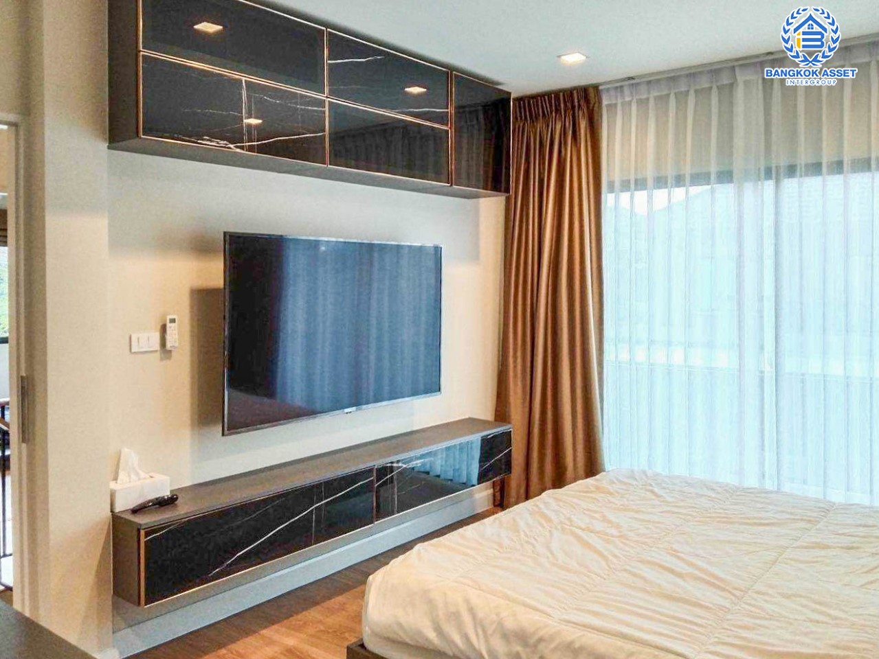 บ้านมือสอง ม.เวนิว พระราม9 หลังมุม เนื้อที่ 51.4 ตร.ว. ฟังก์ชัน 3 ห้องนอน 3 ห้องน้ำ จอดรถได้ 2 คัน บนทำเลเชื่อมต่อหลายเส้นทาง ถ.ศรีนครินทร์, ถ.กรุงเทพกรีฑา, ถ.ร่มเกล้า, ถ.รามคำแหง ใกล้ทางด่วน "ทับช้าง มอเตอร์เวย์" และ ทางด่วน ศรีรัช และแฟชั่นไอส์แลนด์...